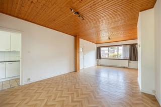 <p><span> </span></p><p><span>Een rustige straat, een groene zuidgerichte tuin en het Te Boelaarpark vlakbij: de ligging zit hier alvast helemaal goed. Binnen een verrassend royale leefruimte, drie kamers en daaronder nog eens een kelder van ca. 32 m². De woning is goed onderhouden, maar vraagt op bepaalde punten om modernisering en juist precies daarin schuilt haar grootste troef: hier koop je een huis waarvan de basis en de ruimtes er al zijn, en dat je stap voor stap helemaal naar je eigen hand kunt zetten.</span></p><p><span> </span></p><p><span>Een leefruimte die meteen mogelijkheden laat zien</span></p><p><span>Via de vernieuwde voordeur kom je binnen in een ruime inkomhal. Van hieruit bereik je de verschillende ruimtes op het gelijkvloers, met de woonkamer als absolute blikvanger, een opvallend grote leefruimte voor dit type woning.  De brede raampartij aan de voorzijde brengt veel daglicht binnen, terwijl de open indeling voldoende plaats biedt om een volwaardige zithoek en eetkamer te combineren. Het houten plafond geeft de ruimte vandaag een uitgesproken karakter, maar wie hier renoveert, beschikt vooral over een mooi volume waarmee je verschillende richtingen uit kunt. Onder de huidige vinylvloer bevindt zich bovendien een plankenvloer.</span></p><p><span> </span></p><p><span>Keuken met de tuin letterlijk in het vizier</span></p><p><span>Naast de leefruimte ligt de aparte keuken welke praktisch ingericht is met onder meer een elektrisch kookvuur, heteluchtoven, vaatwasser, koelkast en diepvriezer. Een groot raam boven de spoelbak kijkt uit richting het groen achteraan. Zowel vanuit de keuken als vanuit de woonkamer bereik je de veranda. Dat maakt dit gedeelte interessant voor wie op termijn droomt van een meer uitgesproken verbinding tussen binnen en buiten. De veranda zelf vormt vandaag een praktische tussenruimte, maar vooral de grote glaspartijen en het zicht op de tuin springen hier in het oog.</span></p><p><span> </span></p><p><span>Een groene Zuidtuin midden in de stad</span></p><p><span>Achteraan de woning ligt een Zuidgerichte tuin die er vandaag heerlijk groen bijligt. Geen strak aangelegde stadstuin, maar een plek met bomen, struiken en veel privacy die met wat liefde opnieuw helemaal tot zijn recht kan komen. Wie graag tuiniert, kinderen buiten wil laten spelen of simpelweg een rustige groene plek zoekt om na het werk te ontspannen, krijgt hier een bijzonder fijne basis.</span></p><p><span> </span></p><p><span>Twee ruime slaapkamers én een extra kamer</span></p><p><span>Op de eerste verdieping liggen drie kamers, een badkamer en een afzonderlijk toilet.  De twee grootste slaapkamers zijn bijzonder royaal. De slaapkamer aan de tuinzijde is zuidelijk georiënteerd en kijkt uit over het groen, terwijl de kamer aan de straatzijde dankzij de ligging een aangenaam open zicht heeft. Beide kamers hebben een authentieke plankenvloer. De derde kamer is compacter en daardoor ideaal als bureau, dressing, kinderkamer of hobbyruimte.  De badkamer beschikt over een inloopdouche en lavabomeubel met spiegelkast.</span></p><p><span> </span></p><p><span>32 m² kelder: praktisch is hier écht praktisch</span></p><p><span>Een troef die je van buitenaf niet vermoedt, zit onder de woning. De ruime en droge kelder van ca. 32 m² bestaat uit verschillende compartimenten.  Er is plaats voor fietsen, voorraad en wasruimte, de vernieuwde condensatieketel bevindt zich hier en bovendien is er een rechtstreekse toegang naar de tuin. Voor een stadswoning is zoveel extra bergruimte zonder twijfel een meerwaarde.</span></p><p><span> </span></p><p><span>Groenenhoek: rustig wonen met Berchem binnen handbereik</span></p><p><span>Ook de locatie verdient aandacht. De Jules Bilmeyerstraat ligt in Groenenhoek, een rustige woonomgeving waar je vooral lokale bewoners en jonge gezinnen tegenkomt. Een speeltuin ligt vlakbij en ook het Te Boelaarpark en de Brilschans zijn vlot bereikbaar.  Voor dagelijkse verplaatsingen zit je eveneens goed: er is een Velo-station op ongeveer 300 meter en ook tram- en busverbindingen en de Antwerpse Ring zijn vlot bereikbaar. Zo combineer je hier het rustige karakter van een woonwijk met de nabijheid van Berchem en de stad.</span></p><p><span> </span></p>