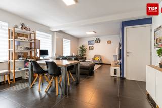 Deze gezellige open bebouwing is gelegen in de Naastveldstraat, een rustige woonwijk aan de rand van de stad. <br /><br />Ondanks dat het rustig wonen is, zijn het centrum van Lokeren alsook het station gemakkelijk te bereiken per fiets en per auto. Daar vinden we tal van restaurants, bars, winkels en supermarkten terug.<br />Met de wagen is er een heel goede verbinding naar de E17. <br /><br />Indeling : <br />Via de inkomhal komen we terecht in de lichtrijke leefruimte. Door zijn open ruimte valt het meteen op dat je, en comfortabel kan ontspannen in de zithoek, alsook gezellig kan tafelen. De open keuken maakt het plaatje op het gelijkvloers compleet. Volledig uitgerust en zeer ruim, waardoor het een plezier wordt om te kokkerellen. <br />Dit huis is zo praktisch ingedeeld dat het werkelijk een plezier is om er te vertoeven. Via de keuken krijgen we toegang tot het eerste terras. Tevens is er nog een extra bergruimte en gasten toilette aanwezig beneden.<br />Op de eerste verdieping zijn er 2 ruime slaapkamers terug te vinden en de volledig uitgeruste badkamer. Zowel douche als bad en een dubbele lavabo. <br />De bovenste verdieping brengt ons in de 3de slaapkamer, deze ruimte kan ook dienen als bureau. Er is ook een aparte technische ruimte met aansluiting voor de wasmachine en de droogkast. En.... Last but not least : Een geweldig zuidelijk gericht dakterras! Zo kan je lekker lang genieten met vrienden en familie in de zomer! <br /><br />Extra troeven :<br />- Het is een rustige omgeving met in de buurt voldoende groen<br />- De woning werd in 2013 gerenoveerd en werd perfect onderhouden in tussentijd<br />- Door zijn EPC label B heeft de woning een gunstige score en is het zeer energiezuinig.<br />- Het dakterras is werkelijk uniek en maakt de woning volledig af.<br /><br />Dit huis is voorzien van alle comfort en heeft alles in huis om er een echte gezellige thuis van te maken! In deze regio een echte buitenkans!<br /><br />Beschikbaar vanaf 1/12/2026<br /><br />Interesse? Contacteer dan snel Topvastgoed voor een bezoek op het nummer 0475 700 700
