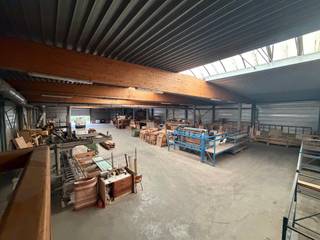 In de ambachtelijke zone van Manage bieden wij een gebouw te huur aan met een totale oppervlakte van ongeveer 1.640 m². Het gebouw heeft een draagstructuur in gelamineerd gelijmd hout en ligt op een terrein van ongeveer 1,5 ha. Het omvat een opslagruimte van 1.128 m², een werkplaats van 220 m², een mezzanine van 220 m² en 70 m² kantoren. Daarnaast kan optioneel een woning van ongeveer 300 m² worden gehuurd. De E42 (richting Luik) en de E19 (richting Brussel) liggen op minder dan 5 minuten, en het station van Manage bevindt zich vlakbij.
