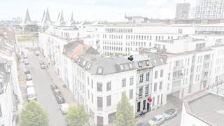 <p>Te koop: karaktervol herenhuis in de Pacificatiestraat, hartje Antwerpen Zuid, op wandelafstand van het gekende Zuidpark, trendy hotspots, invalswegen en openbaar vervoer.<br /><br />Deze woning uit 1920 combineert authentieke charme met een royale woonoppervlakte en een praktische indeling. Gelegen in een residentiële buurt met vlotte toegang tot invalswegen. Dit pand biedt dit een ideale thuis voor een groot gezin of wie een tweewoonst zoekt. <br /><br />Extra troef: het gelijkvloers is momenteel verhuurd, wat dit pand niet alleen geschikt maakt als woning, maar ook als interessante investering met onmiddellijk rendement onder je eigen woonst.<br /><br />Belangrijkste ruimtes:<br />GLV: Een appartement met gezellige woonkamer, open keuken, één slaapkamer en badkamer.<br />1eV-3eV: Een woonkamer met veel lichtinval, een uitgeruste en moderne keuken, vijf volwaardige slaapkamers, 2 badkamers. <br />• Kelder voor extra opslag<br /><br />Troeven:<br />• Centrale ligging nabij Zuidpark<br />• Ruime en praktische indeling<br />• Ideaal te gebruiken als tweewoonst<br /><br />Neem vandaag nog contact op met uw ERA-makelaar voor een bezoek. JOUW DROOMHUIS. ZO GEVONDEN!</p>