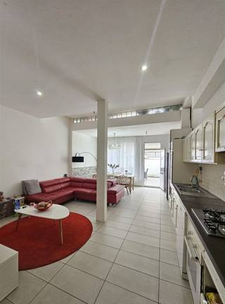 <p><span><strong><u>Woning ingedeeld in 3 appartementen</u></strong></span><br /><br /><span><span>De woning is zeer centraal gelegen vlakbij Bouckenborgpark en op wandelafstand van openbaar vervoer, winkels en scholen. Goede verbindingen met het centrum van Antwerpen.</span></span></p><p><span><strong>De indeling:</strong></span></p><p><span><strong>Appartement gelijkvloers:</strong></span><br /><span><span>Ruime inkomhal.</span></span><br /><span><span>De lichtrijke leefruimte met open keuken en via de schuiframen, de tuin.</span></span><br /><span><span>Badkamer met inloopdouche, enkele lavabomeubel, toilet en aansluiting wasmachine en droogkast.</span></span><br />V<span><span>ooraan 1 grote slaapkamer opgesplitst in 2 delen.</span></span></p><p><span><span>EPC: 209 kWh/m².jaar (label C) en asbestveilig.</span></span></p><p><span><strong>Appartement eerste verdieping:</strong></span><br /><span><span>Leefruimte en open keuken met aansluiting voor wasmachine en droogkast.</span></span><br /><span><span>Achteraan een terras.</span></span><br /><span><span>Een kleine en grote slaapkamer. Badkamer met inloopdouche, enkele lavabomeubel en toilet.</span></span></p><p><span><span>EPC: 138 kWh/m².jaar (label B) en asbestveilig.</span></span></p><p><br /><span><strong>De studio derde verdieping:</strong></span><br /><span><span>Leefruimte met open keuken.</span></span><br /><span><span>Inloopdouche en apart toilet. Vooraan 1 ruime slaapkamer.</span></span></p><p><span><span>EPC: 396 kWh/m².jaar (label D) en asbestveilig.</span></span></p><p><span><strong>Pluspunten:</strong></span></p><ul><li><span><span>Topligging</span></span></li><li><span><span>Tuin aanwezig</span></span></li><li><span><span>Geen renovatieverplichting en gunstige EPC - scores</span></span></li><li><span><span>Individuele meters nutsvoorzieningen en CV op gas</span></span></li><li><span><span>Geen gemeenschappelijke kosten</span></span></li></ul><br /><p><span><span>Opgenomen in het maatregelen register: Nee</span></span></p><p><br /><span><span> </span></span></p>