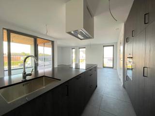 INDELINGRuime inkomhal met ruimte voor een vestiairekast.Apart toilet.Badkamer met inloopdouche, bad en dubbele spoelbak.Ruime berging met...