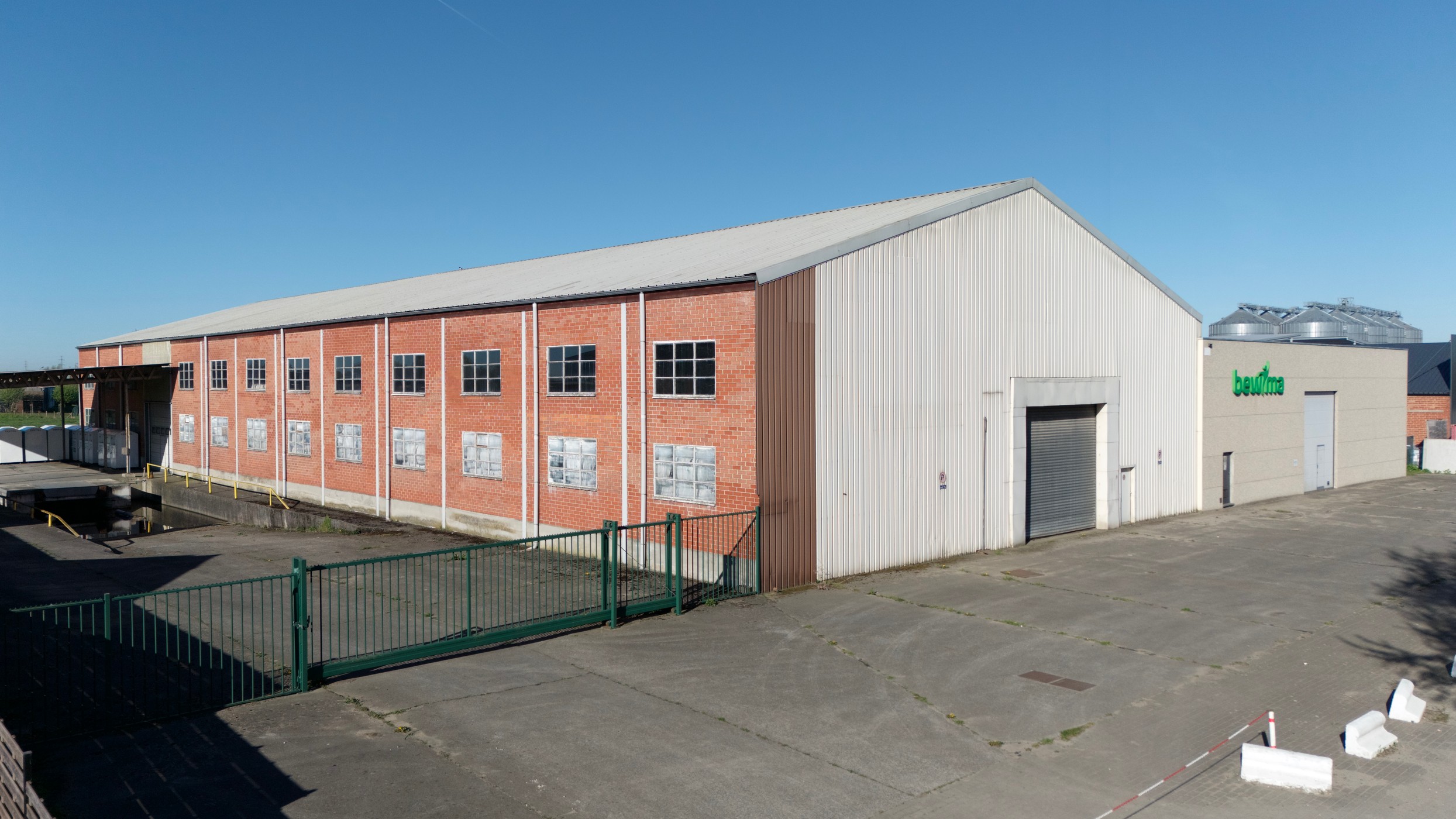 Bedrijfsgebouwen 3.150m² op een perceel van 6.021m² in de IZ te Deinze - foto 1