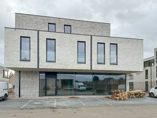 Op de Olmensesteenweg in Ham wordt momenteel het nieuwbouwproject "De Olmen" opgetrokken. Het betreft een ontwikkeling gelegen in het centrum van Ham bestaande uit 3 individuele gebouwen waarover 21 appartementen worden verdeeld boven 2 gelijkvloerse handelspanden en een ruime kelderverdieping. In het bouwproject is er ook een Okay-supermarkt (Colruyt-groep), de winkel zit in een apart gebouw en is ondertussen open.<br /><br />Door de centrale ligging van het project is het ideaal wonen: werkelijk alle voorzieningen zijn in de onmiddellijke omgeving te vinden. Scholen, meerdere supermarkten, bakkers, slagers, kledingszaken, een apotheek… Ook omliggende gemeenten en steden waaronder Leopoldsburg, Beringen en Tessenderlo zijn vlot bereikbaar.<br /><br />Residentie “De Olmen” is zondermeer een eigentijds project: een doordacht ontwerp, ruime gelijkvloerse parking voor klanten, moderne architectuur, gebruik van up-to-date materialen en de nieuwste technieken maken van dit project zondermeer er eentje wat er met kop en schouder bovenuit steekt.<br />Bij de inplanting van de gebouwen werd ook aandacht besteed aan veel groen, wandelpaden, fietsenstallingen en zelfs enkele heuse waterpartijen zodat wonen in “De Olmen” een beleving wordt.<br /><br />Dit casco handelsgelijklvloers ligt in Blok B en heeft langs de parking van het project ongeveer 10,5m gevel in glas zodat er een goede visibiliteit is, in de zijgevel is er nog eens bijna 10m glas. Binnenin heeft deze ruimte een oppervlakte van ongeveer 250m2 met een vrije hoogte tussen vloer en plafond van 3,42m. De aankoop van ondergrondse autostandplaatsen is eveneens mogelijk.<br /><br />Meer info op www.residentiedeolmen.be