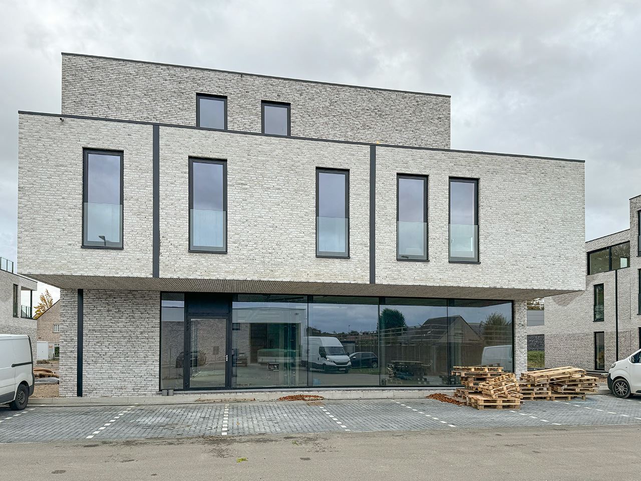 Handelsglv 250m2 met ruime parkeermogelijkheden - foto 1