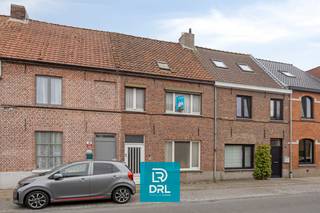 Deze woning met ruime werkplaats/loods van ca 60m<sup>2</sup> is gelegen nabij centrum Brugge en werd enkele jaren geleden deels onder handen genomen.<br />De woning bestaat momenteel uit een inkom, leefruimte, gastentoilet, keuken, berging met directe toegang tot de ruime achterliggende loods. Achter deze ruimte bevindt zich nog een een zuidgericht terras/tuintje met handige uitgang naar de achterliggende straat.<br />Op de eerste verdieping bevinden zich een gerenoveerde badkamer, een slaapkamer en een ruimte voor een dressing. Van hieruit heeft men toegang tot de geïsoleerde zolder waarin een tweede slaapkamer kan gerealiseerd worden.<br />De volgende belangrijke renovaties werden destijds uitgevoerd: Er werd een nieuwe afvoer geplaatst, elektriciteitskast werd vernieuwd, er liggen 12 zonnepanelen, een energiezuinige condenstatieketel op gas, achterliggend dak werd deels vernieuwd en ook gastentoilet en badkamer werden reeds aangepakt.<br />Bent u op zoek naar een woning waar wat werk mag aan zijn en met een grote en gemakkelijk te bereiken werkplaats/loods nabij het centrum, neem gerust contact op voor meer info of om een bezoek in te plannen.<br />