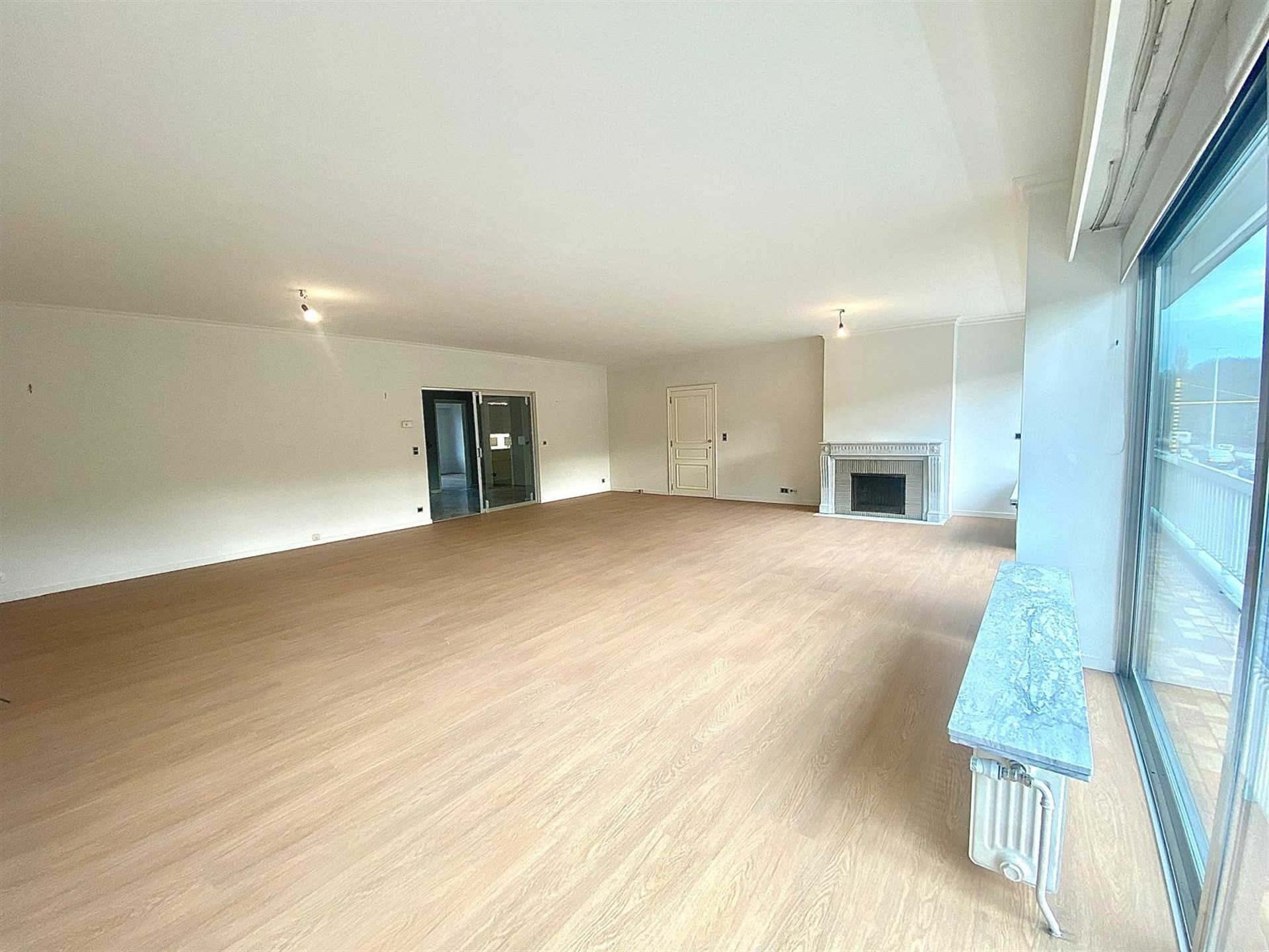 Zeer ruim appartement met drie slaapkamers en garage  - foto 3