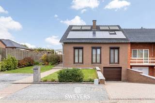 Voor meer info en foto’s, surf naar www.swevers.be– In een rustige, kindvriendelijke woonwijk van Sint-Truiden vind je deze verrassend ruime en...