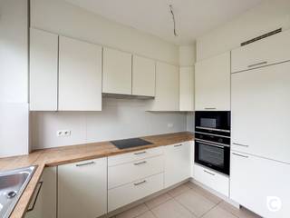 <p><span>Prachtig ruim 3-slaapkamer appartement in Berchem</span></p><p><span> </span></p><p><span>Dit instapklare 3-slaapkamer appartement bevindt zich op de eerste verdieping (dakappartement) van een kleinschalig gebouw met slechts 3 appartementen, zonder lift. Dankzij de vele ramen geniet het appartement van een overvloed aan natuurlijk licht. Er is de mogelijkheid om een autostaanplaats aan te kopen voor € 15.000. Verder zijn er een gemeenschappelijke fietsenberging en twee kelders beschikbaar.</span></p><p><span> </span></p><p><span>Indeling van het appartement:</span></p><p><span> </span></p><p><span>Living en keuken</span><span><br /></span><span>Het appartement beschikt over een ruim open leefgedeelte waarin woonkamer, eetruimte en keuken naadloos in elkaar overlopen. Deze open indeling zorgt voor een licht en ruimtelijk gevoel. De moderne witte keuken is volledig uitgerust met inbouwapparatuur, waaronder dubbele ovens en een keramische kookplaat. Het houten werkblad brengt warmte in de ruimte en het grote raam zorgt voor veel natuurlijk licht. De woonkamer is gezellig en licht, ideaal om te ontspannen, terwijl het aangrenzende eetgedeelte ruimte biedt voor een dinertafel. Het open concept is perfect voor samenkomen met familie en vrienden.</span></p><p><span> </span></p><p><span>Slaapkamers</span><span><br /></span><span>Het appartement telt drie slaapkamers. De hoofdslaapkamer beschikt over een groot raam met uitzicht op de groene omgeving, ideaal voor rust en privacy.</span></p><p><span> </span></p><p><span>Badkamer<br /></span><span>De moderne badkamer is afgewerkt met witte tegels en voorzien van een inloopdouche met glazen wand, een functioneel lavatorium met spiegel en praktische opbergruimte. Een aangename ruimte voor dagelijks gebruik.</span></p><p><span> </span></p><p><span>Ligging en omgeving<br /></span><span>Gelegen in het dynamische Berchem, geniet dit appartement van een rustige, groene straat en een uitstekende bereikbaarheid. Scholen, winkels, restaurants en openbaar vervoer bevinden zich in de nabije omgeving, waardoor het ideaal is voor gezinnen en stellen.</span></p><p><span> </span></p><p><span> </span></p><p><span>Bijzonderheden:</span></p><ul><li><span>Instapklaar </span></li><li><span>3 slaapkamers </span></li><li><span>Doorloopappartement </span></li><li><span>Lage algemene kosten </span></li><li><span>Elektriciteit conform </span></li><li><span>Veel natuurlijk lichtinval </span></li><li><span>Gemeenschappelijke fietsenberging </span></li><li><span>Mogelijkheid tot aankoop van een autostaanplaats (€ 15.000) </span></li><li><span>Vrij bij akte </span></li></ul><p><span>Ook het appartement op de tweede verdieping is te koop. Indien u wenst, kunt u deze ook zien.</span></p><p><span> </span></p><p><span> </span></p>