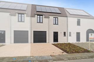 Bent u klaar om te verhuizen naar 1 van deze laatste 2 nieuwbouwwoningen in dit kleinschalige project? Dat kan, de woningen werden namelijk zorgvuldig afgewerkt en zijn bijgevolg instapklaar. <br />De woningen zijn centraal gelegen op een boogscheut van Maldegem centrum. Je geniet er op fietsafstand van alle faciliteiten zoals scholen, openbaar vervoer, winkels, ... bovendien heb je een vlotte verbinding richting binnenland en de kust. <br /><br />De absolute troeven van deze woning zullen toch wel het open zicht zijn alsook de energiezuinigheid. Met andere woorden, woningen die klaar zijn voor de toekomst. <br /><br />De woningen zijn ingedeeld als volgt: <br />Gelijkvloers: inkomhal met gastentoilet - open leefruimte met zithoek, eetplaats en keuken, deze is voorzien van alle comfort - garage waar eveneens plaats voorzien is voor de wasplaats alsook extra bergruimte <br />1e verdieping: 4 volwaardige slaapkamers, badkamer voorzien van douche, ligbad en dubbele lavabo alsook een afzonderlijk toilet. <br /><br />Buitenaanleg: oprit met extra parkeermogelijkheid, terras en tuin met adembenemend zicht. <br /><br />Benieuwd naar deze woningen? <br />Contacteer Bonne Vastgoed 7 op 7 via 050/73.73.73 of info@bonnevastgoed.be voor meer info of bezoek.