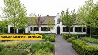 <p>In een groene en uiterst rustige omgeving in Mol, op een <strong>prachtig perceel van 3.010 m²</strong>, bevindt zich dit <strong>zeer ruime landhuis</strong>, opgetrokken met <strong>kwalitatieve materialen</strong>.</p>
<p>Via de ruime inkomhal met gastentoilet kom je in de aangename <strong>leefruimte van meer dan 50 m²,</strong> praktisch ingedeeld in een zithoek met inbouwcassette/open haard en een eethoek. Aansluitend is er een <strong>veranda</strong> die zorgt voor extra lichtinval en een mooi contact met de tuin.</p>
<p>De <strong>keuken</strong> sluit aan op de leefruimte en is uitgerust met onder andere een elektrische kookplaat, vaatwasser en koelkast. Het <strong>granieten werkblad</strong> benadrukt de degelijke afwerking. Op het <strong>gelijkvloers</strong> vind je verder een nachthal met toegang tot <strong>3 ruime slaapkamers</strong> en een extra kamer, ideaal als bureau, <strong>hobbyruimte of 4e slaapkamer</strong>. Daarnaast is er een badkamer met ligbad en toilet, evenals een <strong>dubbele inpandige garage</strong>. De totale bewoonbare oppervlakte van het gelijkvloers bedraagt <strong>ca. 250 m².</strong></p>
<p>Een absolute troef is de <strong>volledig onderkelderde verdieping van ca. 288 m².</strong> Deze is bereikbaar <strong>via 2 vaste trappen</strong>, zowel vanuit het woongedeelte als achteraan via de garage, en beschikt bovendien over <strong>een aparte inkomdeur met inkomhal</strong>. De <strong>garagepoort aan de achterzijde</strong> is bijzonder praktisch om met tuinmateriaal, fietsen of een grasmaaier rechtstreeks de tuin te bereiken.</p>
<p>Deze benedenverdieping is deels ingericht als bruikbare woon-/leefruimte. Zo zijn er momenteel onder meer een <strong>ruime wasplaats</strong>, <strong>2 extra kamers, een ruime hobbykamer en een 2e badkamer met sauna, inloopdouche, wastafel en toilet</strong>. Daarnaast zijn er nog meerdere voorraadkelders, ideaal voor stockage.</p>
<p>Ook de <strong>zolderverdieping</strong>, bereikbaar <strong>via een vaste trap, biedt met ca. 194 m² </strong>nog heel wat <strong>uitbreidingsmogelijkheden</strong> voor extra kamers, een speelruimte, hobbyruimte of thuiskantoor, afhankelijk van de technische haalbaarheid en gewenste invulling.</p>
<p>Rondom de woning ligt een enorm, groen en zeer goed onderhouden tuinperceel waar je in alle rust en privacy kan genieten. Extra troef is de ruime <strong>straatbreedte van ca. 38 meter</strong>, wat zorgt voor een mooie, open inplanting. Er is bovendien ruim <strong>voldoende parkeergelegenheid</strong> aan en rond de woning.</p>
<p>De woning beschikt over tal van hedendaagse comfort- en energietroeven, waaronder <strong>vloerverwarming, zonnepanelen, airco, sproei-installatie in de tuin, sauna, een gunstige EPC-score met label B en een asbestveilig attest.</strong></p>
<p><strong><em><u>Kortom</u>: dit uitzonderlijk ruime landhuis biedt mogelijkheden voor maar liefst <u>3 woonentiteiten</u> en is daardoor ideaal voor <u>kangoeroewonen</u>, een groot gezin of <u>zelfstandigen</u> die bijvoorbeeld een kine- of dokterspraktijk aan huis wensen. Een uniek eigendom; aan de snelle beslissers! </em></strong></p>