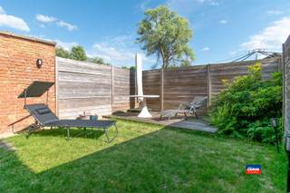 WILRIJK | KNAP GERENOVEERD GELIJKVLOERSAPPARTEMENT MET GROTE SLAAPKAMER EN RUIME TUIN MET ZUIDGERICHT TERRAS | EPC C|Indeling als volgt :...
