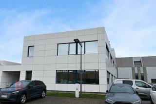 Ontdek deze uitstekend gelegen en instapklare <strong>kantoorruimte </strong>van <strong>1.054 m² </strong>op de bedrijvige industriezone Ekkelgaarden te Hasselt, op amper 1 km van de op- en afrit Hasselt-Oost van de E313, wat zorgt voor een vlotte en efficiënte bereikbaarheid.<br /><br />Deze kantoorruimte bevindt zich op het gelijkvloers en de eerste verdieping en beschikt over een eigen toegang. De grote raampartijen zorgen voor een overvloed aan natuurlijk licht en creëren een aangename en professionele werkomgeving. De kantoren zijn bovendien uitgerust met eigen tellers voor een optimaal energiebeheer en bieden hedendaags comfort dankzij een kwalitatieve afwerking, inclusief de aanwezigheid van sanitair en een volledig uitgeruste keuken. Daarnaast draagt de dubbele beglazing niet alleen bij aan een aangenaam binnenklimaat, maar zorgt deze ook voor extra energie-efficiëntie en akoestisch comfort.<br /><br />Rondom het gebouw zijn ruime parkeermogelijkheden voorzien. <strong>Onmiddellijk beschikbaar!</strong><br /><br />Contacteer<strong> PANORAMA B2B</strong> voor bijkomende inlichtingen, plannen of een vrijblijvend plaatsbezoek via <strong>0474 17 17 15.</strong>
