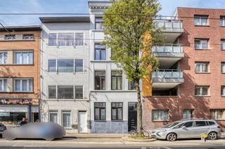 <p><span>Op deze centrale locatie vlakbij het Centraal Station, het stadspark en Zurenborg treffen we dit goed onderhouden gebouw. In 2021 is het volledig gerenoveerd wat zorgt voor de gunstige EPC-scores B die de vier wooneenheden behalen. De oppervlaktes hiervan bedragen 60 m² voor het gelijkvloers en 66 m² voor de bovengelegen verdiepingen. Het dak is vernieuwd, de elektriciteit is conform en ook zijn er nieuwe PVC-ramen geplaatst. Momenteel zijn alle units verhuurd, wat een totale huuropbrengst van €3350/maand oplevert (€800/maand voor het gelijkvloers en €850/maand voor de overige appartementen). Verder zijn er aparte meters aanwezig.</span></p><p><span> </span></p><p><span>Ben je op zoek naar een interessante investering met een stabiel rendement? Mis deze kans niet! Bewoonbare opp. 260 m² ref.: bruto vloeropp. EPC. Voor meer info of een gratis schatting surf naar </span><span><span>www.hansimmo.be</span></span></p><p><span> </span></p>