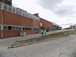 Loods van 5750m², uitermate geschikt als logistiek centrum bestaande uit een stapelruimte van 5750m² toegankelijk via diverse poorten, loskades, mooie vrije hoogte en burelen. Vlotte toegankelijkheid ten opzichte van de autosnelweg.<br /><br />Voor meer info: J. Clicque 0479/27 71 92