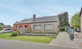 <h3><strong>Gezinswoning met 3 slaapkamers en ruime tuin in een rustige buurt</strong></h3>
<p>In een aangename, rustige woonwijk stellen we u graag deze goed onderhouden gezinswoning voor. De woning werd steeds met zorg bewoond en biedt een ideale combinatie van comfort, ruimte en rust.</p>
<p>Bij het binnenkomen wordt u verwelkomd in een lichtrijke leefruimte, waar grote raampartijen zorgen voor een aangename lichtinval en een open gevoel. Aansluitend bevindt zich de praktische keuken.</p>
<p>De woning beschikt over drie volwaardige slaapkamers en een ruime badkamer, uitgerust met zowel een <strong>ligbad als een aparte douche</strong> — perfect voor zowel een snelle ochtendroutine als een ontspannen moment aan het einde van de dag.</p>
<p>Extra troeven zijn de <strong>inpandige garage</strong>, die zorgt voor extra bergruimte en comfort, en de <strong>ruime, zonnige tuin</strong> waar u in alle rust kan genieten van het buitenleven.</p>
<p>Deze woning bevindt zich in een <strong>kindvriendelijke en verkeersluwe buurt</strong>, dicht bij winkels, scholen en openbaar vervoer. Hier woont u rustig, met alles binnen handbereik.</p>
<p>Bent u op zoek naar een woning met karakter, ruimte en een goede ligging die u nog volledig naar uw hand kan zetten? Dan is dit misschien wel uw nieuwe thuis.<br /><br />Interesse? Contacteer ons voor een bezichtiging!<br />Indien u een bezichtiging wenst, kan u mij bereiken op het nummer 0485 75 77 06 of via mail toon.grooten@living-stone.be</p>