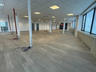 Fantastically located office space with a surface of 482 m² for rent along the busy Zelliksesteenweg (N9) with an immediate connection to the R0 &...