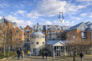 Bekijk alvast de videotour, het EPC, het asbestveilig attest, de conforme elektriciteitskeuring en het grondplan via de Wellimo-site (documenten).<br /><br />Dit instapklare triplex-appartement van ca. 120 m² bevindt zich op de 3de, 4de en 5de verdieping van een gebouw met lift. Officieel gelegen op Guldenberg 1, met ingang via Gorterstraat 20. Gelegen vlak bij de Koolkaai en de  gezellige Sint-Paulusplaats, een plein dat de afgelopen jaren sterk aan charme heeft gewonnen met onder meer Tinsel, Tango en Smudged.<br />Je woont hier tussen het historische centrum en de Antwerpse kaaien, met horeca, winkels en wandelroutes op wandelafstand.<br /><br />De woning strekt zich uit over drie niveaus en voelt daardoor eerder aan als een stadswoning dan als een klassiek appartement.<br /><br />•    Lichtrijke leefruimte met ramen langs meerdere zijdes<br />•    Twee balkons aansluitend aan de leefruimte<br />•    Vanuit het raam aan het balkon geniet je van zicht richting de Schelde<br />•    Vernieuwde, instapklare keuken<br />•    Vernieuwde badkamer<br />•    2 slaapkamers<br />•    Mezzanine met ruim open bureel — ideaal als home office<br /><br />Dankzij de vele raampartijen geniet het appartement op elk niveau van een aangename lichtinval. De triplex-structuur zorgt voor een duidelijke scheiding tussen wonen en slapen, wat het geheel extra comfortabel maakt.<br /><br />Praktisch:<br />✔ Verdieping 3-4-5<br />✔ Gebouw met lift<br />✔ 2 slaapkamers + mezzanine bureel<br />✔ 2 balkons in de leefruimte<br />✔ Asbestveilig<br />✔ Elektriciteit conform<br />✔ Maandelijkse kosten: € 200 (incl. privatief waterverbruik, blokpolis, syndicus en onderhoud gebouw)<br /><br />Een centrale ligging met licht, ruimte en buitenruimte — ideaal voor wie graag in de stad woont aan de kaaien met zicht op de Schelde.<br /><br />Voor meer info of een bezoek: info@wellimmo.net of 03/225.00.68