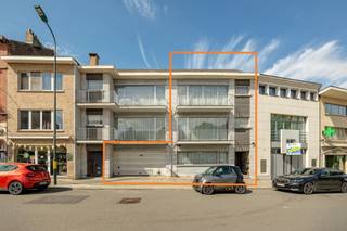 <p><span>Ontdek deze ruime woning met ongeveer 280 m² bewoonbare oppervlakte op een perceel van 500 m², ideaal voor een gezin dat op zoek is naar ruimte, comfort en tal van inrichtingsmogelijkheden.</span></p>
<p><span>De woning beschikt over mooie ruimtes en verkeert in goede algemene staat. Ze omvat vijf slaapkamers en daarnaast twee bureauruimtes, waardoor er heel wat mogelijkheden zijn voor een groot gezin en voor het creëren van extra ruimtes volgens uw behoeften.</span></p>
<p><span>De leefruimte biedt een aangename en lichtrijke omgeving. De veranda van ongeveer 20 m² vormt een extra leefruimte waar u het hele jaar door van de tuin kunt genieten.</span></p>
<p><span>Daarnaast beschikt de woning over terrassen op elke verdieping, zodat u op verschillende niveaus van de buitenruimte kunt genieten. Achteraan bevindt zich een tuin van ongeveer 500 m², ideaal voor gezellige familiemomenten, kinderen of liefhebbers van tuinieren.</span></p>
<p><span>Een garage voor twee wagens vervolledigt deze woning en biedt een bijzonder praktische parkeermogelijkheid voor een gezin.</span></p>
<p><span>De woning beschikt eveneens over een inrichtbare zolder van ongeveer 35 m², die extra mogelijkheden biedt voor bijvoorbeeld een slaapkamer, ontspanningsruimte of andere invulling naar eigen wens.</span></p>
<p><span>Met haar 280 m² bewoonbare oppervlakte, vijf slaapkamers, twee bureauruimtes, veranda van 20 m², terrassen op elke verdieping, tuin van 500 m², garage voor twee wagens en inrichtbare zolder van 35 m², biedt deze woning een uitzonderlijk potentieel voor wie op zoek is naar een ruime en veelzijdige gezinswoning. De woning beschikt bovendien over een EPC-label C.</span></p>
<p><span>Voor meer informatie of om een bezoek in te plannen, kunt u steeds contact met ons opnemen.</span></p>
<p><span>Century 21 Home Sweet Home</span></p>