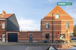 De moeite waard!Een uniek huis met 3 slaapkamers, leuke stadskoer en garage op wandelafstand van het centrum van Roeselare.De woning heeft...