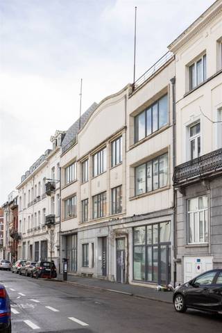 Deze unieke loft van 252 m² combineert ruimte, rust en karakter op een uitzonderlijke locatie op een steenworp afstand van Tour &amp; Taxis.Gelegen in een binnenwijk van een voormalig industrieel complex, geniet je van een oase van rust ver weg van de drukte van de stad, zonder in te boeten aan toegankelijkheid. De loft baadt in natuurlijk licht dankzij de grote ramen en een doordachte indeling die de openheid maximaliseert.De indrukwekkende leefruimte vormt het hart van het huis: een royale, open omgeving die een schat aan ontwerpmogelijkheden biedt. Daarnaast ligt een prachtige, brede patio, die een naadloze verbinding creëert tussen de leefruimte, de keuken en de rustige binnenruimte.De centraal gelegen patio is een echte blikvanger en zorgt niet alleen voor extra licht, maar creëert ook een elegante overgang tussen het woon- en slaapgedeelte.Aan de ene kant ligt de ruime en elegante hoofdslaapkamer, met een prachtige eigen badkamer. Er is ook een aparte gastenslaapkamer.De loft heeft ook twee ondergrondse parkeerplaatsen, voor €40.000, en een praktische kelderruimte.Een zeldzame combinatie van volume, licht en rust op een toplocatie. Ideaal voor wie op zoek is naar een unieke woonervaring met karakter.