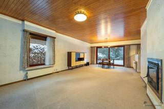 <p><span>Villa individuelle avec potentiel dans un quartier recherché de Brasschaat</span></p><p><span>Dans un quartier résidentiel calme et populaire de Brasschaat, vous trouverez cette charmante villa indépendante sur un beau terrain de 648 m². La propriété offre déjà une base solide aujourd'hui, mais se prête également parfaitement à ceux qui recherchent une rénovation contemporaine tout en conservant le caractère.</span></p><p><span>Le généreux séjour de 37 m² est baigné de lumière et offre d'agréables vues sur le terrain verdoyant. La cuisine et la salle de bain peuvent être rafraîchies et offrent de belles opportunités de moderniser la maison à votre goût.</span></p><p><span>A l'étage se trouvent trois chambres de 14 m², 9 m² et 8 m² respectivement. En outre, la maison dispose d'un grenier spacieux avec des possibilités d'expansion, idéal pour des chambres supplémentaires, une salle de loisirs ou un bureau.</span></p><p><span>La propriété a un label EPC D 311 kWh/m² an et est équipée de volets partout, offrant un confort supplémentaire, l'intimité et un meilleur contrôle de la lumière et de la température. En outre, il y a un garage spacieux, offrant un espace de stockage supplémentaire et un parking. L'emplacement est particulièrement pratique : proche des écoles et des artères routières, ce qui rend cette propriété très attrayante pour les familles et les navetteurs.</span></p><p><span>Le grand jardin verdoyant qui entoure la maison offre une oasis de paix et d'intimité, parfaite pour profiter de l'extérieur.</span></p><p><span>Avantages</span></p><ul><li><span>Villa individuelle sur un terrain de 648 m²</span></li><li><span>Quartier calme et convoité de Brasschaat</span></li><li><span>Spacieux séjour de 37 m² avec vue sur la verdure</span></li><li><span>Trois chambres et grenier spacieux avec possibilité d'extension</span></li><li><span>Garage spacieux et volets partout</span></li><li><span>Label EPC D 311 kWh/m² par an</span></li></ul><p><span>Proche des écoles et des sorties importantes</span></p>