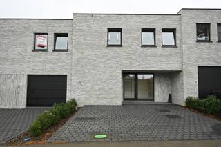 ***OPENDEUR OP 22/11/2025 VAN 10U TOT 12U ***Deze nieuwbouwwoning combineert hedendaags wooncomfort met een vooruitstrevende energie-efficiëntie...