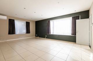 <strong>Ruime woning met magazijn van ca. 236 m² op gunstige locatie in Ranst</strong><br /><br /><strong>Deze ruime eigendom biedt een interessante combinatie van wonen en werken. De woning beschikt over een ruime woonkamer, keuken, 5 kamers en heel wat praktische bergruimte. Grote troef is het aansluitende magazijn van ca. 236 m², geschikt voor het stallen van meerdere wagens, opslag, hobby of professionele activiteiten.</strong><br /><br /><strong>Gelijkvloerse verdieping</strong><br />
<ul>
<li>Inkomhal</li>
<li>Aparte woonkamer</li>
<li>Afzonderlijke, uitgeruste keuken</li>
<li>Praktische berging/wasruimte met aansluiting voor wasmachine en droogkast</li>
<li>Twee kamers, bruikbaar als slaapkamer, bureau, hobby- of praktijkruimte</li>
<li>Badkamer met inloopdouche en lavabo</li>
<li>Apart toilet</li>
<li>Zeer ruim magazijn van ca. 236 m², geschikt voor opslag en het stallen van meerdere wagens</li>
<li>Magazijn bereikbaar via een automatische poort</li>
<li>Extra toilet ter hoogte van het magazijn</li>
</ul>
<strong>Eerste verdieping</strong><br />
<ul>
<li>Nachthal</li>
<li>Hoofdslaapkamer</li>
<li>Tweede slaapkamer</li>
<li>Derde slaapkamer</li>
<li>Apart toilet</li>
</ul>
<strong>Algemeen</strong><br />
<ul>
<li>Ruime oprit met automatische toegangspoort</li>
<li>Kelderberging aanwezig</li>
<li>Verwarming op gas</li>
<li>Vloerverwarming aanwezig</li>
<li>Airconditioning in de leefruimte</li>
<li>Veelzijdige eigendom met tal van mogelijkheden voor zelfstandigen, opslag, hobby of autoliefhebbers</li>
<li>Gelegen in Ranst op een vlot bereikbare locatie, met goede verbindingen richting omliggende gemeenten en Antwerpen. Winkels, scholen en andere dagelijkse voorzieningen bevinden zich in de nabije omgeving</li>
</ul>