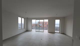 Deze ruime penthouse in Eilandpark, Sint-Lievens-Houtem, wordt volledig afgewerkt en instapklaar tegen Pasen 2026. Het appartement wordt...