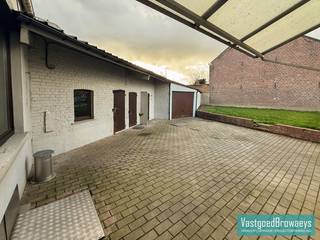 Deze instapklare woning is gelegen in Zottegem, nabij tal van verschillende invalswegen.De woning omvat een ruime leefruimte, ingerichte keuken,...