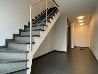 Prachtig instapklaar appartement te huur in het centrum van Terjoden (Erembodegem)! Dit appartement bevindt zich op de eerste verdieping in een gebouw met lift. Het omvat een inkomhal, berging, apart toilet, mooie, ruime living met hoge glaspartijen, keuken met bijhorende toestellen (koelkast, dampkap, combi-oven, kookplaat, vaatwasmachine), terras met moderne glazen balustrade en ingerichte badkamer (badkamermeubel, ligbad en douche). <br /><br />De 2 slaapkamers bieden de mogelijkheid om grote kasten te plaatsen. Er is een overdekte staanplaats voorzien, automatische poort, fietsberging en berging om vuilnis te plaatsen. Ideaal gelegen nabij autostrades, scholen, station Haaltert en stad Aalst! Berging en staanplaats inbegrepen in de huurprijs! Huurprijs: 935 EUR/ maand + 60 EUR/maand gemeenschappelijke lasten. Beschikbaar vanaf 01/07/2026