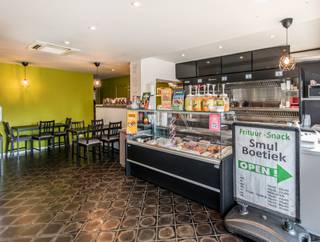 Deze zeer interessante opbrengsteigendom is gelegen aan de rand van Sint-Niklaas in de nabijheid van de N70 en bestaat uit een frituur op het gelijkvloers (lopende handelshuurovereenkomst) met aansluitend een ingerichte studio en een ruim duplexappartement met garage en tuin. Het handelsgelijkvloers is momenteel verhuurd en bestaat uit een ingericht frituur, een apart toilet, een keukenruimte en een bureau. Via een aparte inkom bereik je een volledig ingerichte studio met aparte slaapkamer, badkamer en living. Het duplex appartement is ook verhuurd en beschikt over een aparte inkomhal, een ruime living met veel lichtinval, een keuken, een apart toilet, een vernieuwde badkamer met inloopdouche, 3 ruime slaapkamers en een zolderruimte. Verder beschikt deze eigendom over een oprit voor verschillende wagens, een aparte garagebox met een automatische sectionaalpoort en een tuin. Centrale verwarming op aardgas. Ramen voorzien van dubbele beglazing. Ideaal als investering met een mooi rendement!