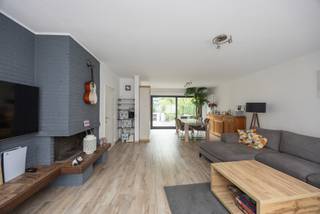 <h3>Gerenoveerde bel-etage met 3 slaapkamers en garage van 48 m² nabij groendomein</h3>
<p>Ruimte, groen en hedendaags wooncomfort komen mooi samen in deze verzorgde <strong>bel-etagewoning uit 1979, gerenoveerd in 2020</strong>. De woning geniet van een aangename ligging met een uitgestrekt <strong>groendomein bijna letterlijk naast de deur</strong>, ideaal voor wandelen, fietsen en ontspanning in de natuur.</p>
<p>Binnen biedt de woning heel wat ruimte met <strong>3 slaapkamers, een uitzonderlijk ruime garage van ca. 48 m², een terras van ca. 25 m² en een aangename tuin met overdekte lounge</strong>. Ook technisch zijn er mooie troeven met <strong>EPC-label B, een conforme elektrische installatie, geen asbest en verwarming via een condensatieketel op gas</strong>.</p>
<h3>Gelijkvloers – uitzonderlijk veel praktische ruimte</h3>
<p>De verzorgde inkomhal werd vernieuwd en afgewerkt met een hedendaagse tegelvloer. Het gelijkvloers biedt opvallend veel functionele ruimte en is daardoor ideaal voor wie belang hecht aan garage-, berg- of hobbyruimte.</p>
<ul>
<li>Zeer ruime <strong>garage van ca. 48 m²</strong>, met plaats voor wagens, fietsen, opslag of hobbyruimte</li>
<li>Praktische <strong>wasplaats van ca. 9 m²</strong> achteraan</li>
<li>Afzonderlijk <strong>bureau van ca. 5 m²</strong>, ideaal voor thuiswerk</li>
<li>Gastentoilet</li>
<li>Vernieuwde inkomhal met tegelvloer</li>
</ul>
<h3>Eerste verdieping – leefruimte, keuken en terras van 25 m²</h3>
<p>De eerste verdieping vormt het leefniveau van de woning. De woonkamer is afgewerkt met parkettegel, verkeert in uitstekende staat en sluit mooi aan op de keuken en het grote terras.</p>
<ul>
<li>Woonkamer van ca. <strong>14 m²</strong></li>
<li>Open haard met extra blazers voor bijkomende verwarming</li>
<li>Volledig uitgeruste keuken</li>
<li>Koken op gas</li>
<li>Rechtstreekse toegang tot een <strong>terras van ca. 25 m²</strong></li>
<li>Terras uitgevoerd in tropisch hardhout</li>
<li>Buitentrap met rechtstreekse verbinding naar de tuin</li>
</ul>
<p>Het ruime terras vormt een echte verlenging van de woonverdieping en creëert een aangename verbinding met de tuin.</p>
<h3>Tweede verdieping – 3 slaapkamers en ruime badkamer</h3>
<p>Op de bovenste verdieping bevinden zich drie slaapkamers en de badkamer, waardoor woon- en slaapgedeelte mooi van elkaar gescheiden zijn.</p>
<ul>
<li>Hoofdslaapkamer van ca. <strong>18 m²</strong></li>
<li>Tweede slaapkamer van ca. <strong>10 m²</strong></li>
<li>Derde slaapkamer van ca. <strong>8 m²</strong></li>
<li>Badkamer van ca. <strong>8 m²</strong></li>
<li>Inloopregendouche</li>
<li>Lavabo</li>
<li>Toilet</li>
</ul>
<h3>Tuin – overdekte lounge, terras en tuinberging</h3>
<p>Ook buiten biedt deze woning heel wat mogelijkheden. Via de trap vanaf het terras bereikt u rechtstreeks de tuin.</p>
<p>Achteraan bevinden zich een <strong>tuinberging, terras en overdekte lounge</strong>, een aangename plek om beschut buiten te zitten. Samen met het nabijgelegen groendomein zorgt dit voor een sterke combinatie van een eigen buitenruimte en veel groen in de onmiddellijke omgeving.</p>
<h3>Ruimte, groen en wooncomfort gecombineerd</h3>
<p>Deze verzorgde bel-etage onderscheidt zich door haar praktische indeling en sterke combinatie van binnen- en buitenruimte. <strong>Drie slaapkamers, een garage van maar liefst 48 m², een terras van 25 m², een tuin met overdekte lounge en een groendomein bijna naast de deur</strong> maken dit een bijzonder complete gezinswoning.</p>
<p><strong>Interesse? Bel ons op 03 535 12 75 voor meer informatie of een bezoek ter plaatse.</strong></p>
<p><strong>BEWOONBARE OPPERVLAKTE:</strong> De vermelde “bewoonbare oppervlakte” is gebaseerd op de “bruikbare vloeroppervlakte” zoals vermeld in het EPC.</p>