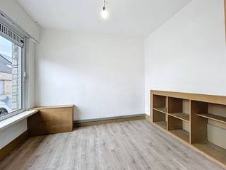 <h3><span>Centrale, rustig gelegen rijwoning met uitbreidingsmogelijkheden.</span></h3><h3><span> </span></h3><h3><span>Deze rijwoning is gelegen in een rustige zijstraat, op korte wandelafstand van zowel het stadscentrum als het station. Zo geniet u van een uitstekende bereikbaarheid gecombineerd met een aangename, rustige woonomgeving.</span></h3><h3><span> </span></h3><h3><span>Indeling:</span></h3><h3><span>Op het gelijkvloers bevindt zich één ruime slaapkamer, een gezellige leefruimte, keuken, gastentoilet, een badkamer en bergruimte.</span></h3><h3><span>Op de eerste verdieping zijn er nog twee ruime slaapkamers. </span></h3><h3><span>De zolderverdieping is reeds geïsoleerd en biedt de mogelijkheid om nog twee extra kamers in te richten – perfect voor wie nood heeft aan extra ruimte of op termijn wil uitbreiden.</span></h3><h3><span> </span></h3><h3><span>Pluspunten:</span></h3><ul><li><span>Goede ligging: rustig maar toch vlak bij centrum en station</span></li><li><span>EPC-label C → geen renovatieverplichting</span></li><li><span>PVC ramen met dubbele beglazing</span></li><li><span>Verwarming op gas</span></li><li><span>Mogelijkheid tot 5 slaapkamers</span></li></ul><h3><span> </span></h3><h3><span>Deze woning is een uitstekende keuze voor starters of investeerders die op zoek zijn naar een goed gelegen pand met potentieel en sterke basiskenmerken.</span></h3><h3><span>Ontdek zelf de mogelijkheden en plan vandaag nog een bezoek.</span></h3>