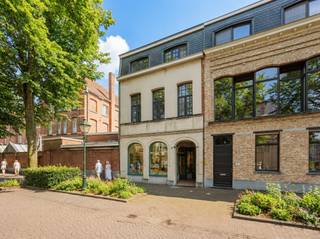 Instapklare stadswoning met mogelijkheid voor kantoor of praktijkruimte aan huis. Unieke ligging met zicht op het kasteel van de Hertogen van...