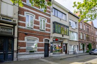 <p>LIGGING<br /><br />Deze <strong>veelzijdige woning</strong> is uitstekend gelegen aan de Einde Were, <strong>op slechts enkele minuten van het historische centrum van Gent</strong>. In de directe omgeving vindt u een ruim aanbod van winkels, supermarkten, scholen, horeca en ontspanningsmogelijkheden. <br /><br />De <strong>uitstekende bereikbaarheid</strong> is een groot pluspunt: het openbaar vervoer, de R40 en de E17/E40 liggen vlakbij, waardoor je moeiteloos elke bestemming bereikt. Bovendien geniet u van tal van groene troeven op wandelafstand, zoals het <strong>Groenevalleipark</strong>, de <strong>Coupure</strong> en <strong>natuurreservaat Bourgoyen</strong>. Uitstekende Mobiscore: 9,4/10<br /><br />INDELING<br /><br />Bij het betreden van deze ruime woning (<strong>248 m²</strong>) met <strong>open zicht</strong> wordt u meteen verwelkomd in een indrukwekkende <strong>multifunctionele ruimte van ca. 70 m²</strong>. De grote raampartijen zorgen hier voor een overvloed aan natuurlijk licht en een aangenaam open gevoel. Aansluitend vindt u een geïnstalleerde keuken, een eerste badkamer en een apart toilet.<br /><br />Verder is er een <strong>zuidwestgericht</strong>, overdekt terras waar u volop van het licht kan genieten. Dit terras geeft toegang tot een <strong>uitzonderlijk ruime garage met plaats voor maar liefst 4 wagens</strong>, uitgevend op de <strong>Overzet</strong>. De garage beschikt bovendien over een extra verdieping, ideaal als opslagruimte.<br /><br />Op de eerste verdieping bevinden zich <strong>twee ruime kamers</strong>, waarvan één perfect kan dienen als leefruimte. De tweede verdieping telt eveneens <strong>twee ruime kamers </strong>met een charmante plankenvloer. Op de derde verdieping vindt u nog een extra slaapkamer en een volledig ingerichte badkamer met douche en toilet. Tot slot beschikt de woning over een droge kelder.<br /><br />Dankzij <strong>14 zonnepanelen, een warmtepomp, airco’s en hoogrendementsbeglazing</strong> geniet u van een gunstig EPC en energiezuinig wooncomfort.<br /><br />TROEVEN</p>
<ul>
<li>Ruime garage voor 4 wagens</li>
<li>Energiezuinige woning</li>
<li>Tal van mogelijkheden dankzij grote oppervlaktes en flexibele indeling</li>
</ul>
<p><br /><strong>Mis deze kans niet</strong>! Neem vandaag nog contact op met Arthur via +32 473 90 90 94 om een afspraak in te plannen.</p>