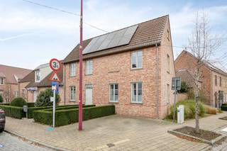 Op zoek naar een instapklare, recente woning met uitgebreide flexibiliteit op een gunstige locatie? Deze halfopen bebouwing in Astene is dé...