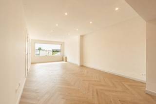 Deze energiezuinige, volledig gerenoveerde woning is gelegen op een centrale ligging in Ardooie met name in de Stationsstraat 95. Op een perceel grond van 159 m² met een bewoonbare oppervlakte van maar liefst 191 m².<br /><br />PLUSPUNTEN:<br />* VOLLEDIG GERENOVEERD (2026) MET HOOGWAARDIGE MATERIALEN<br />* 5 SLAAPKAMERS<br />* 191 m² BEWOONBARE OPPERVLAKTE<br />* ZEER GUNSTIG EPC = B-LABEL (MITS 6 ZONNEPANELEN A LABEL)<br />* VLOERVERWARMING<br /><br />INTERIEUR<br />U betreedt de woning via de inkomhal, die onmiddellijk toegang biedt tot een ingemaakte vestiairekast. Vervolgens komt u terecht in de zeer ruime en lichtrijke leefruimte, die naadloos aansluit op de open keuken. Deze is afgewerkt met hoogwaardige materialen en uitgerust met alle nodige toestellen.<br />Aansluitend bevindt zich een praktische wasruimte, die rechtstreeks toegang biedt tot de badkamer. De badkamer is voorzien van een dubbele wastafel, ligbad en douche.<br />Op de eerste verdieping bevinden zich een afzonderlijk toilet en drie ruime slaapkamers. De tweede verdieping biedt nog twee extra slaapkamers.<br /><br />EXTERIEUR<br />Het zonnige terras vormt de ideale plek om volop te genieten van het mooie weer. Daarnaast beschikt de woning over een praktische buitenberging, ideaal voor extra opslagruimte.