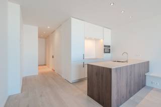 De geafficheerde prijs is exclusief registratierechten en btw.<br /><br />Ontdek dit stijlvolle appartement in Oostduinkerke, waar natuur, rust en ontspanning samenkomen. Dankzij de ligging vlak bij de uitgestrekte stranden en de zee geniet je elke dag van een uniek gevoel van ruimte en openheid.<br /><br />Het appartement beschikt over een bewoonbare oppervlakte van 86 m² en een terras van 12 m². Grote raampartijen zorgen voor een overvloed aan natuurlijk licht en creëren een aangename verbinding tussen binnen en buiten.<br /><br />In de ondergrondse verdieping beschikt elk appartement over een private berging. Daarnaast biedt de geautomatiseerde fietslift een comfortabele en vlotte toegang tot de fietsenstalling, zodat je optimaal kunt genieten van de omgeving.<br /><br />Binnen dit project kan je, indien aan de voorwaarden voldaan is, genieten van het verlaagde btw-tarief van 6%.<br /><br />Wens je meer informatie of een bezoek ter plaatse? Contacteer Margaux via margaux@vestadevelopment.be of telefonisch op het nummer 0468 144 407.