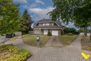 Aan de rand van het centrum van Tessenderlo vinden we deze woning op een perceel van 613m².Bij het betreden van de woning komen we in de mooie...