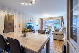 Dit<strong> lichtrijke appartement</strong> bevindt zich op een<strong> absolute toplocatie</strong>, aan het <strong>begin van de Dreve</strong> en vlak <strong>aan de Grote Markt</strong> van <strong>Ingelmunster</strong>.<br />Winkels, horeca, openbaar vervoer en andere voorzieningen bevinden zich letterlijk om de hoek.<br /><br />Met een<strong> bewoonbare oppervlakte van 84m²</strong> biedt dit appartement een <strong>aangename en praktische indeling.</strong><br />Via de<strong> inkomhal</strong> bereikt u de <strong>ruime en lichtrijke woonkamer</strong>, die toegang biedt naar <strong>het balkon</strong>. Aansluitend bevindt zich<strong> de keuken</strong>, die reeds volledig werd <strong>vernieuwd en voorzien is van alle hedendaagse comfort.</strong><br />Verder beschikt het appartement over <strong>2 volwaardige slaapkamers</strong>, een <strong>badkamer</strong>, een <strong>apart</strong> <strong>gastentoilet</strong> en een <strong>praktische berging</strong>. <br />Daarnaast is er in de kelder nog een <strong>extra privatieve berging </strong>aanwezig.<br /><br /><strong>Troeven:</strong><br />- gunstig EPC label A = laag energieverbruik<br />- elektrische zonwering<br />- extra berging in de kelder<br />- 2017: keuken vernieuwd<br /><br /><strong>Interesse?</strong> Contacteer Julie vrijblijvend via<strong> julie@immo-casa.be</strong> of bel naar <strong>0493/19 85 97</strong> voor meer info of een bezoek ter plaatse.
