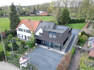 Handelspand met appartement op topligging te Westerlo!<br /><br />Dit veelzijdige pand is ideaal voor wie wonen en werken wil combineren of op zoek is naar een interessante investering met directe opbrengst.<br /><br />Op het gelijkvloers bevindt zich een verzorgd kantoor, ingedeeld in meerdere bureauruimtes, met keuken, sanitair en een inkomhal met airconditioning. Voor het gebouw is parkeergelegenheid voorzien, wat zorgt voor een vlotte bereikbaarheid.<br /><br />De ruimte is perfect geschikt voor vrije beroepen zoals een tandarts, dierenarts, advocaat of andere zelfstandige activiteiten. Bovendien bestaat de mogelijkheid om, mits de nodige vergunningen, een bestemmingswijziging aan te vragen om het gelijkvloers volledig om te vormen tot een woonst.<br /><br />Op de verdieping bevindt zich een lichtrijk appartement van 112 m², momenteel verhuurd. Het appartement beschikt over twee slaapkamers, een badkamer en een gezellige leefruimte met open keuken, uitgerust met recente toestellen.<br /><br />Een extra troef is het ruime terras met een mooi, open zicht op de groene Beeltjesdreef.<br /><br />Daarnaast biedt het achterliggende perceel een interessante meerwaarde. Er bestaat de mogelijkheid om de achterliggende bouwgrond af te splitsen van het bestaande pand, waardoor in de toekomst een bijkomend bouwproject kan worden gerealiseerd (onder voorbehoud van de nodige stedenbouwkundige vergunningen).Dit maakt deze eigendom bijzonder aantrekkelijk voor projectontwikkelaars en investeerders die het volledige potentieel van het perceel willen benutten.<br /><br />Dankzij de uitstekende zichtbaarheid, de gunstige ligging en de bijkomende ontwikkelingsmogelijkheden is dit een unieke opportuniteit voor zowel investeerders als zelfstandigen.<br /><br />Stedenbouwkundige inlichtingen:<br />Woongebied – Vergunning verleend – Geen verkavelingsvergunning – Geen dagvaarding – Geen voorkooprecht.<br /><br />Bel ons op 014/95.37.50 of mail naar secretariaat@degroot-celen.be voor meer informatie of een bezoek ter plaatse.