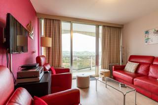 <p><strong>DE PANNE: 1-SLAAPKAMERAPPARTEMENT MET ZONNIG TERRAS EN PANORAMISCH DUINENZICHT</strong><br /> </p>
<p>Op zoek naar een aangenaam 1-slaapkamerappartement aan zee met een prachtig uitzicht? Dan is dit appartement absoluut het ontdekken waard! Het appartement is gelegen op de 8ste verdieping van de goed gelegen Residentie Westdiep en biedt dankzij zijn hogere ligging een uniek en panoramisch zicht over de duinen. Vanuit de woonkamer, keuken én slaapkamer geniet u dagelijks van dit prachtige kustlandschap. Bovendien beschikt de residentie over een privézwembad, ideaal om tijdens de zonnige dagen heerlijk te ontspannen en af te koelen. Een perfecte combinatie van rust, natuur en comfort, zowel als tweede verblijf als investering.<br /> </p>
<p><strong>Indeling:</strong> inkomhall met ingebouwde slaaphoek met stapelbed, badkamer met ligbad en toilet, afzonderlijke slaapkamer, woonkamer met prachtig duinenzicht, keuken en ruim zongericht terras met panoramisch uitzicht over de duinen.<br /> </p>
<p><strong>Troeven:</strong></p>
<ul><li>
<p>Panoramisch duinenzicht</p>
</li><li>
<p>Privézwembad in de residentie</p>
</li><li>
<p>Rustige omgeving, omgeven door natuur<br /> <br /> </p>
</li></ul>
<p>Contacteer ons voor meer informatie of om een bezoek in te plannen.</p>
