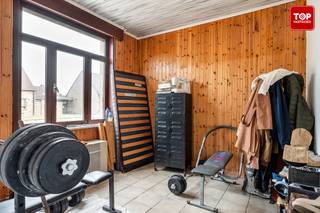 Deze woning in Waarschoot biedt een uitstekende kans voor wie op zoek is naar een renovatieproject met meerwaarde. <br /><br />Dankzij de centrale ligging, op korte afstand van het centrum en met een vlotte bereikbaarheid naar de omliggende gemeenten, vormt dit huis een sterke basis voor een kwalitatieve heropbouw.<br /><br />De leefruimte is lichtrijk en sluit aan op een veranda die het wooncomfort aanzienlijk vergroot. Op de verdieping bevinden zich twee slaapkamers en een ruime zolder met uitbreidingsmogelijkheden. <br /><br />Daarnaast is er op het gelijkvloers nog een extra kamer aanwezig die eenvoudig kan worden afgewerkt als bijkomende slaapkamer of bureau.<br /><br />Buiten beschikt de woning over een aangelegd terras, leuke tuin en een praktische oprit. <br /><br />Met de juiste renovatie kan dit pand uitgroeien tot een volwaardige, eigentijdse woning.<br /><br />Bel Top Vastgoed voor een bezoek op 0475 700 700