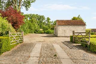 <p>Te midden van de prachtige glooiende landschappen van de Vlaamse Ardennen bevindt zich deze uitzonderlijk charmante en volledig gerenoveerde vierkantshoeve.<br />Ideale locatie voor seminaries/B&amp;B/vakantiewoning met mooie cijfers, + eventuele privé-woonst.</p><p>De hoeve verwelkomt u via een ruime parking en een verzorgde toegang tot de sfeervolle binnenkoer. Rondom vindt u prachtig aangelegde terrassen en tuinen die perfect aansluiten bij het karakter van het gebouw en waar rust en natuur centraal staan, genietend van prachtige uitzichten. Binnen wordt u meteen verrast door de warme en gezellige geïnstalleerde leefkeuken met eiland, volledig uitgerust met kwalitatieve toestellen, een praktische bijkeuken en berging met koelcel, inkom en ontvangsthal, gezellige zithoek en op het verdiep, 4  slaapkamers met 3 bad- en/of douchekamers.</p><p>In de bijgebouwen bevinden zich 5 perfect onderhouden karaktervolle kamers, waarvan 3 duplexkamers, elk met eigen toilet en badkamer (douche en lavabo).</p><p>Een absolute blikvanger is de polyvalente ruimte met open haard, gepolierde betonvloer en een indrukwekkend zichtbaar dakgebinte. Dankzij de directe toegang tot de terrassen vormt deze ruimte de perfecte setting voor bijeenkomsten, seminaries of feestelijke momenten.</p><p>Unieke opportuniteit: mogelijkheid tot overnemen van een goed draaiende B&amp;B, seminarieruimte of feestlocatie, inclusief diverse randactiviteiten(mogelijkheid overname via aandelen)</p><p>Troeven van deze eigendom:<br />* Perfect onderhouden en volledig gebruiksklaar, met oog voor energeizuinigheid (zonnepanelen, nieuwe brander)<br />* Authentieke charme gecombineerd met modern comfort<br />* Dubbele beglazing en geïsoleerde daken<br />* Geautomatiseerde installaties<br />* Uitzonderlijke ligging in de natuur van de Vlaamse Ardennen</p><p>Meer info of bezoek via info@immobeguin.be</p>