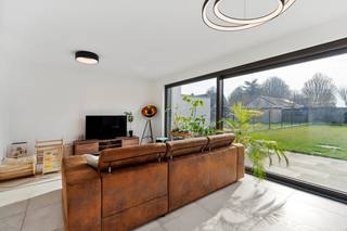 <ul>
	<li>Deze <strong>lichtrijke en moderne rijwoning </strong>bevindt zich in het hart van Baarle, op wandelafstand van een crèche, kleuter- en lagere school, de bakker en de slager.</li>
	<li>Geniet van de <strong>groene omgeving,</strong> met <strong>de Leie</strong> op slechts vijf minuten wandelafstand. De E40 is vlot bereikbaar met de wagen.</li>
	<li><u><strong>Indeling</strong></u>: inkomhal met vestiaire, gastentoilet, keuken, 2 bergingen en een mooie lichtrijke leefruimte met een grote tuin. Op de verdieping bevinden zich drie volwaardige slaapkamers, een badkamer met inloopdouche, bad en een toilet.</li>
	<li><strong>Parkeerplaats (€15.000) dienen verplicht bijkomend aangekocht te worden.</strong></li>
	<li>In de tuin vindt u <strong>een ruim terras en een tuinhuis</strong>. De tuin is ook bereikbaar via een achterliggend wegeltje.</li>
	<li>De volledige woning wordt verwarmd via <strong>vloerverwarming</strong>, aangestuurd door een <strong>warmtepomp.</strong> Daarnaast zijn er <strong>6 zonnepanelen</strong> aanwezig. <strong>E-peil: 14.</strong></li>
	<li>Verder beschikt de woning over een volledig geïntegreerd domoticasysteem dat de verlichting, rolluiken en zonnewering aanstuurt.</li>
</ul>