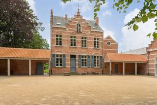 <p><span>Monumentaal kloostergebouw gelegen in de dorpskern van Meer - Hoogstraten </span></p><p><span>Dit prachtige historische monument werd bouwkundig gerenoveerd en biedt vele mogelijkheden voor een combinatie van wonen en werken.</span></p><p><span>Indeling<br />Het gelijkvloers biedt ruimte voor royale en lichte woonruimtes zoals een keuken en eetkamer alsook een living en daarnaast een aparte vleugel met mogelijk een kunstgalerij, winkel of kantoorruimte. Op de eerste verdieping kunnen meerdere slaapkamers of "Bed and Breakfast kamers" worden ingericht en op de zolderverdieping kan een prachtig loftappartement worden gerealiseerd. </span></p><p><span>Mogelijkheden<br />Binnen de herontwikkeling van deze historische locatie werd dit gebouw bestemd tot een combinatie van wonen en werken en zijn er mogelijkheden voor B&amp;B, galerij of atelier, etcetera. </span></p><p><span>Bijzonderheden<br />Het eigendom omvat het hoofdgebouw van de kloostersite met bijbehorende tuin en vier parkeerplaatsen. </span></p><p><span>Voor inlichtingen, neem contact op met Arthur Rodenburg op gsm 0473311709.</span></p>