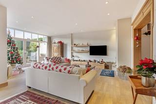 Ruime eigendom met praktijkruimte en woonst te Sint-Andries. Deze eigendom, bestaat uit een kinesistenpraktijk en een ruime woonst en werd gerenoveerd in 1988, 1993 en 2018. Deze locatie biedt uitstekende mogelijkheden voor de combinatie van wonen en werken, ideaal voor een vrij beroep of andere professionele activiteiten. De indeling en beschikbare ruimte maken diverse invullingen mogelijk, afgestemd op specifieke behoeften. Dankzij het zuidwestelijk georiënteerd perceel (809 m²) geniet de eigendom van veel natuurlijk licht en optimale benutting van de buitenruimte. Achteraan op het perceel is een bijgebouw aanwezig die polyvalent kan ingevuld worden (hobbyruimte, speelgebeuren, stockage,...).Het woongedeelte bestaat uit:- Royale inkomhal met gastentoilet- Lichtrijke leefruimte met toegang tot de bureau- Eetplaats die aansluit op de ingerichte keuken- Wasplaats met toegang tot het professioneel gedeelte- 4 volwaardige slaapkamers- Badkamer en toilet- Ruime zolder (hobbyruimte/5de slaapkamer)Het professioneel gedeelte bestaat uit:- Inkomgang met wachtplaats- Bureau- Technische ruimte- 3 praktijkruimtes - Zeer ruime kelder die ingevuld wordt als 4de praktijkruimte- Ruime bovenverdieping die ingevuld wordt als 5de praktijkruimte- Toilet en doucheExtra's:- Zonnige tuin met bijgebouw- Kelder onder het woongedeelte- 3 parkeerplaatsen voor het gebouwInteresse om de mogelijkheden ter plaatse te verkennen? Twijfel niet en plan vandaag nog uw bezoek in.