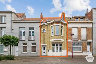 Deze <strong>centraal</strong> <strong>gelegen</strong> woning in Blankenberge, op <strong>wandelafstand</strong> van het <strong>strand</strong>, het <strong>station</strong> en de <strong>Grote</strong> <strong>Markt</strong>, is volledig <strong>instapklaar</strong>. De ruime en <strong>lichtrijke</strong> <strong>woning</strong> beschikt over een <strong>zuidgerichte</strong> <strong>koer </strong>van maar liefst <strong>25m2</strong>, ideaal om ten volle te genieten van zonnige dagen.<br /><br />Bij het binnenkomen van de <strong>leefruimte</strong> bevindt zich een <strong>open</strong> <strong>ingerichte</strong> <strong>keuken</strong> die perfect aansluit aan de <strong>landelijke</strong> <strong>karakter</strong> van het huis binnen in. Naast de leefruimte met de open keuken is er ook een toilet beschikbaar.<br /><br />Als je de eerste trap naar boven neemt zijn er <strong>twee</strong> <strong>ruime</strong> <strong>kamers</strong> te vinden. Daarnaast is er ook een <strong>badkamer</strong> aanwezig op het eerste verdiep met <strong>bad</strong>, <strong>douche</strong> en toilet. De volgende trap leidt zich toe tot aan de zolder waar er <strong>derde ruime slaapkamer </strong>te vinden is met een <strong>tweede</strong> <strong>badkamer</strong> dat zich beschikt over een <strong>douche</strong> en toilet.<br /><br />Een plus punt dat deze woning met zich meebrengt is dat er ook een <strong>kelder</strong> aanwezig is wat deze woning het nog <strong>unieker</strong> maakt. De woning is perfect geschikt voor als <strong>vaste</strong> <strong>woonst</strong> of als <strong>tweede</strong> <strong>verblijf</strong>. 