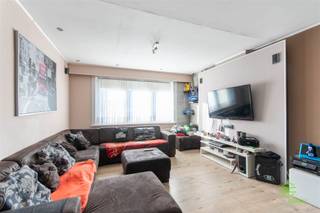 <p><span>In het centrum van Kermt, in een zijstraat van de Diestersteenweg, deze gezinswoning op een ruim perceel van 7a 54ca.</span></p><p><span>Scholen, supermarkt, horeca, … liggen allemaal op wandelafstand. Verschillende sportclubs, een skatepark en atletiekpiste zijn ook in de onmiddellijke nabijheid terug te vinden. </span></p><p><span>De oprit van de E313 is op minder dan 3km gelegen. </span></p><p><span>Het centrum van Hasselt is binnen de 20min met de fiets te bereiken. </span></p><p><span> </span></p><p><span>De woning werd al deels gerenoveerd, maar dient verder opgefrist te worden. </span></p><p><span>Er werd al een nieuwe keuken geplaatst, een zonnepaneleninstallatie en de elektriciteit is conform gekeurd. </span></p><p><span> </span></p><p><span>Betreden doen we de woning via de inkomhal waar de trap naar de eerste verdieping te vinden is alsook de toegang tot de woonkamer en het bureau. De ruime woonkamer beschikt over een pelletkachel en geeft via de eetkamer toegang tot de open keuken. Alle nodige toestellen vinden we hier terug alsook meer dan voldoende opbergruimte. Het kookeiland beschikt over een aangename zitfunctie. Achter de keuken is de wasplaats gelegen met toegang tot de veranda en het toilet. </span></p><p><span>Op de eerste verdieping zijn twee ruime slaapkamers en de badkamer gelegen. Hier is een douche, ligbad, toilet en lavabomeubel voorzien.</span></p><p><span>De voormalige zolder werd ingericht tot een extra grote slaapkamer. </span></p><p><span>Een handige kelder biedt nog extra bergruimte. </span></p><p><span> </span></p><p><span>Buiten is er zuidoost gerichte tuin voorzien van een handige garage. </span></p><p><span> </span></p><p><span>Pluspunten:</span></p><p><span>- topligging</span></p><p><span>- ruime woning</span></p><p><span>- apart bureau/slaapkamer</span></p><p><span> </span></p><p><span>De vermelde bewoonbare oppervlakte is de netto-oppervlakte van de woning met uitzondering van de kelder en bijgebouwen.</span></p>